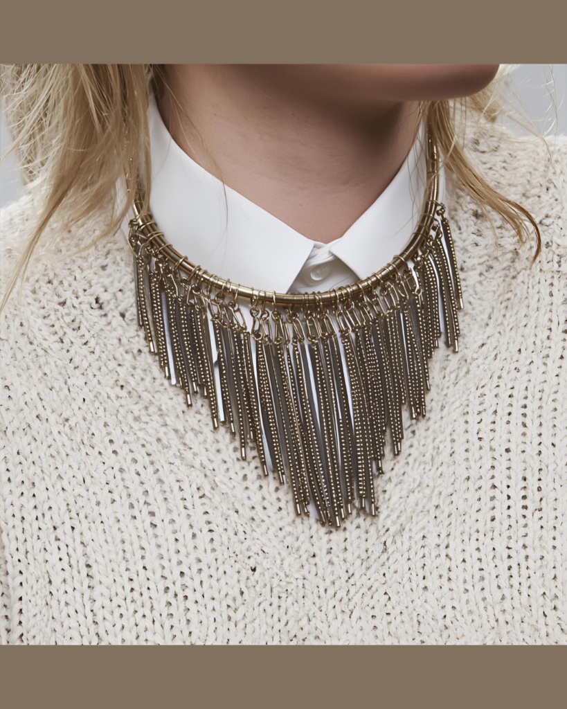 El collar de flecos se convierte en la pieza clave del invierno 2025/2026